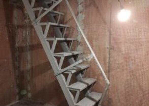 Металлические лестницы в подвал дома 2