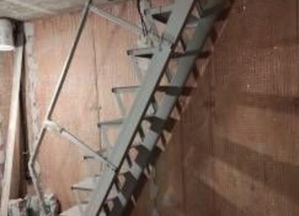Металлические лестницы в подвал дома 3