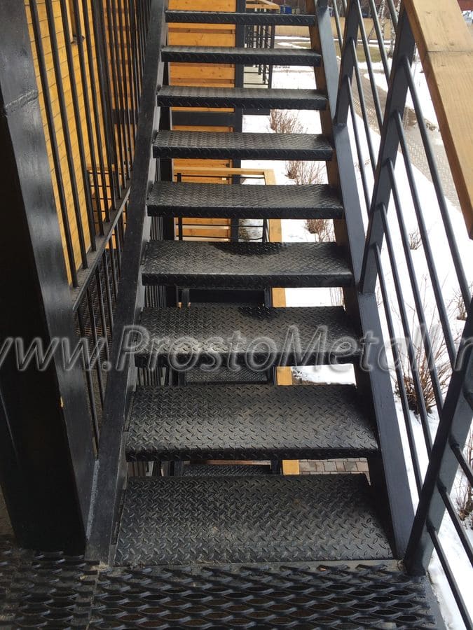 Металлическая лестница для частного дома