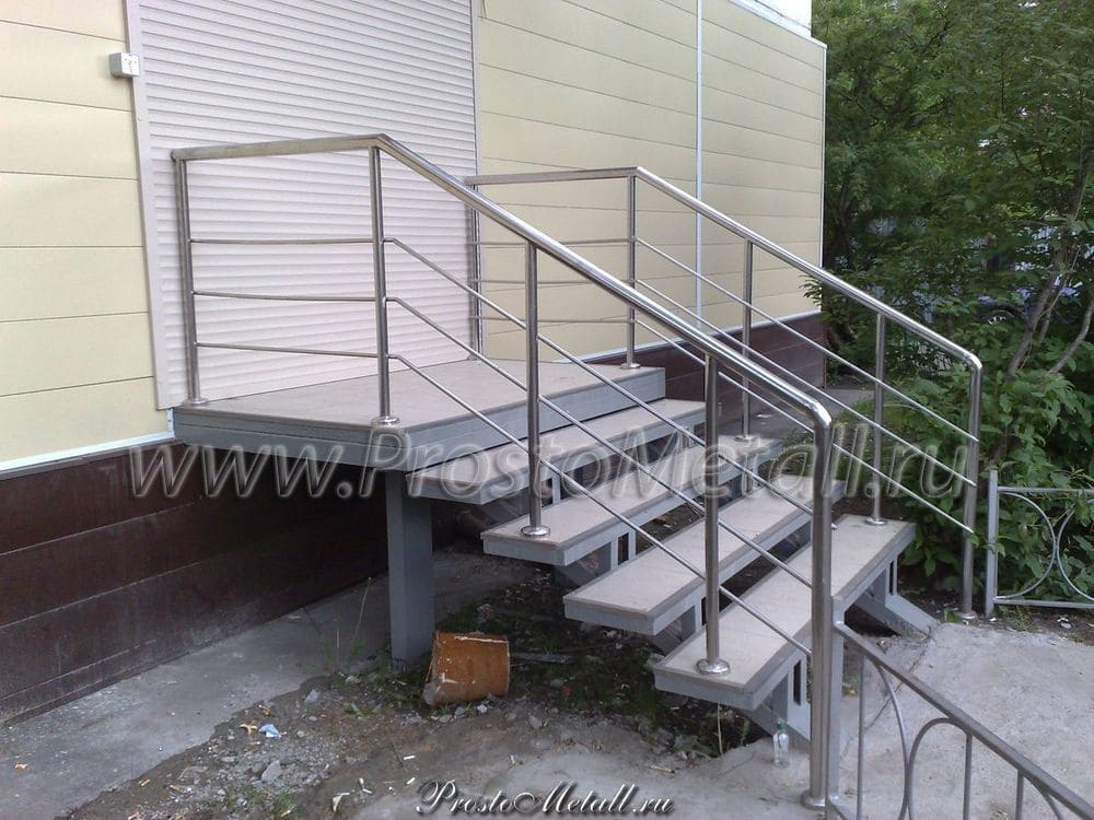 Металлическая лестница для магазина