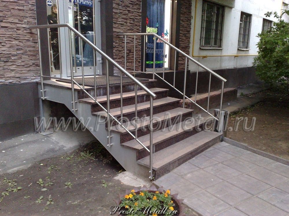 Металлическая лестница для магазина на заказ