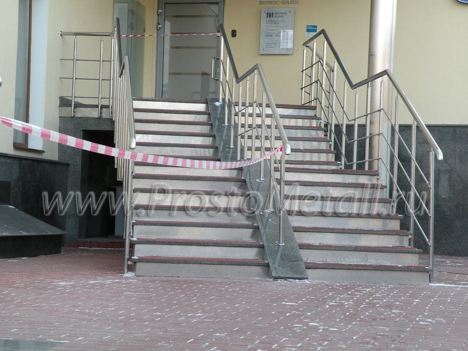 Металлическая лестница для входа в банк